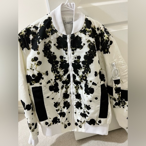 Givenchy - Picture 2 of 6